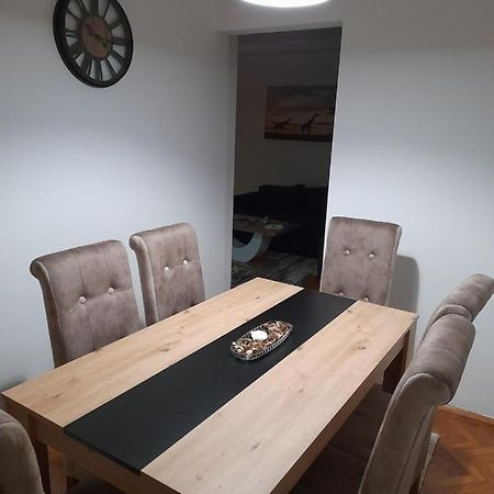 Holiday Apartaments 2 Ni Eksteriør bilde