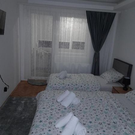 Holiday Apartaments 2 Ni Eksteriør bilde
