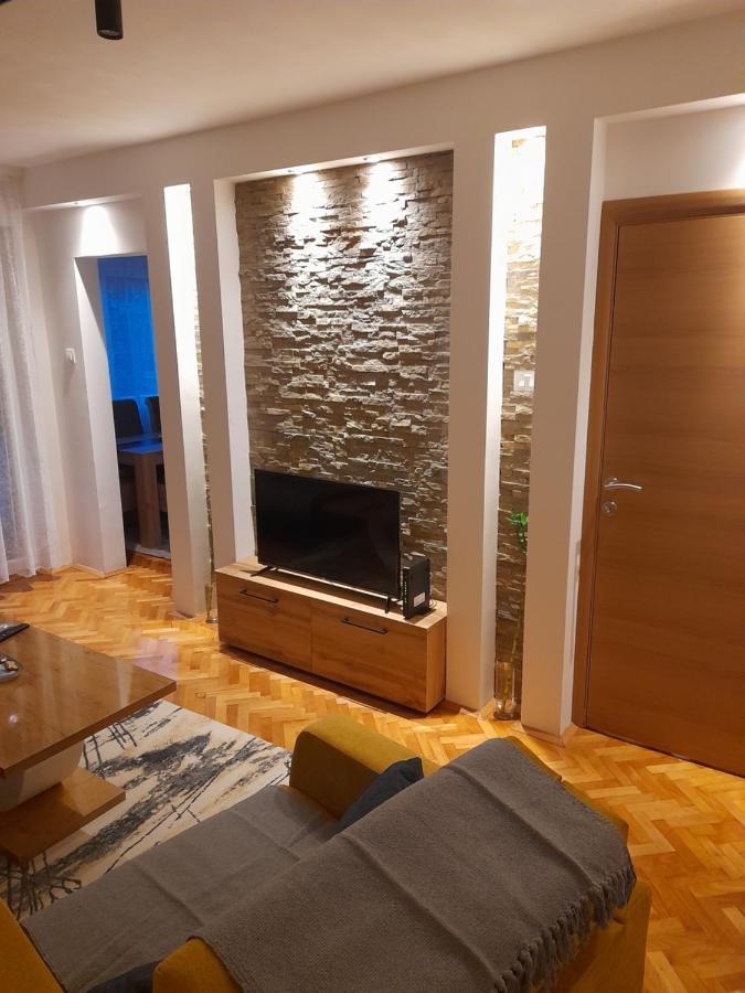 Holiday Apartaments 2 Ni Eksteriør bilde