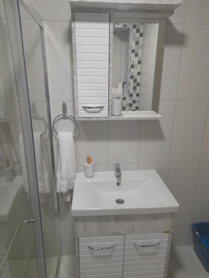 Holiday Apartaments 2 Ni Eksteriør bilde