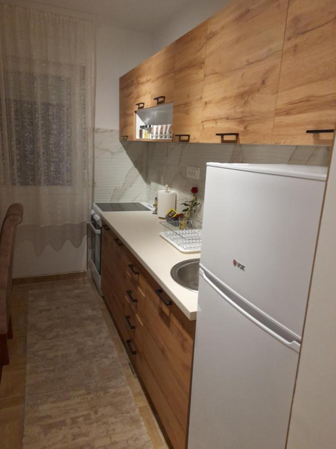 Holiday Apartaments 2 Ni Eksteriør bilde